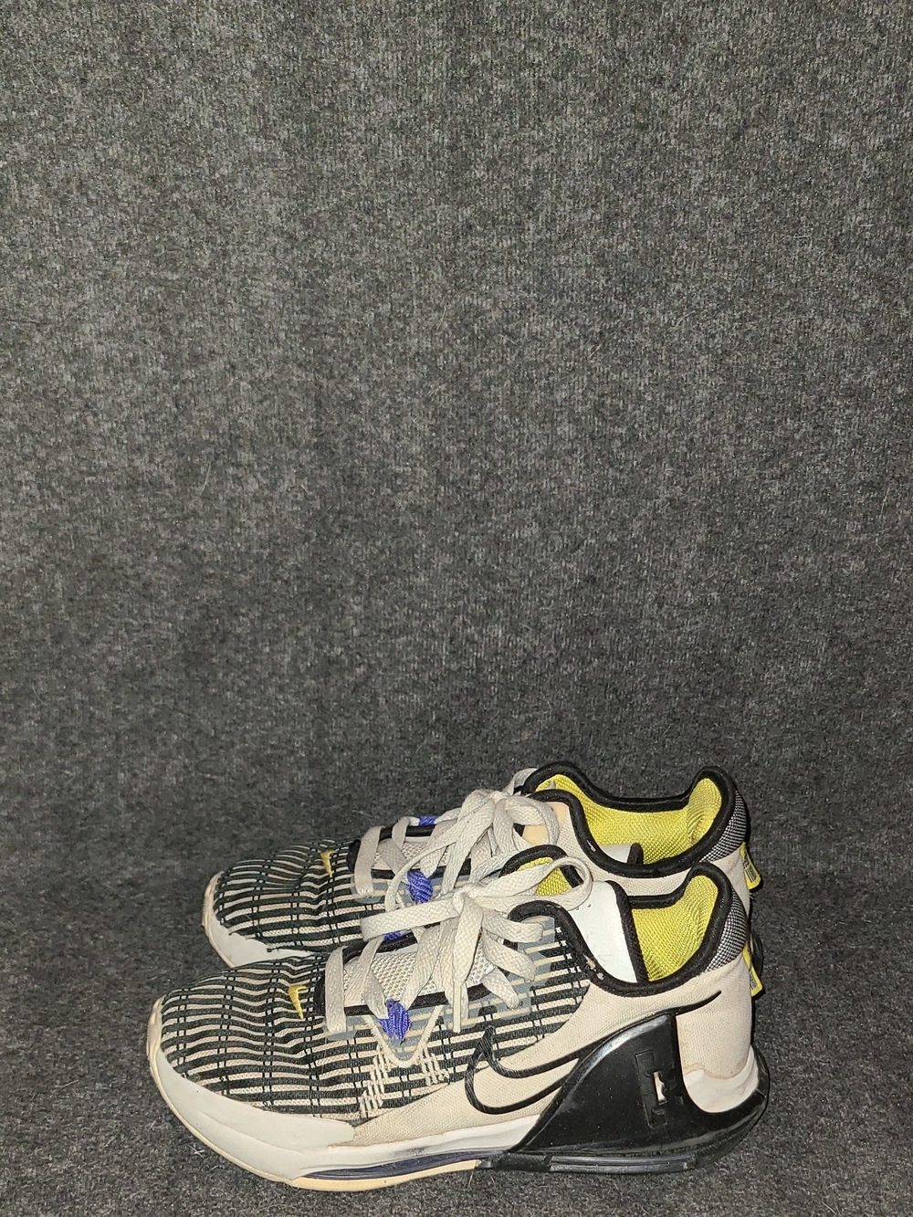 Nike LeBron Witness VI Size 5.5Y Basketball Sneaker Shoe DD0423-100 Black/White